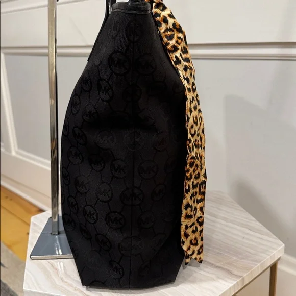 Michael Kors Bennet Black Signature Logo Tote - Picture 7 of 17